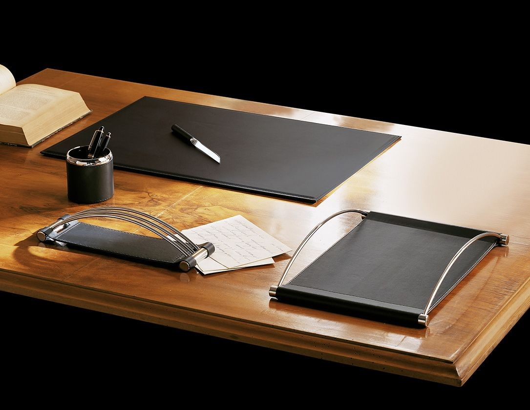 Accesorios de escritorio en piel artificial con acabados de acero