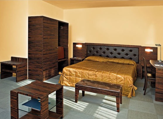 Collezione Class, Muebles de dormitorios a medida, madera de ébano, una habitación de hotel