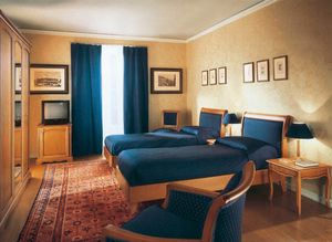 Collezione Medea, Muebles de estilo de hotel habitacin, con acabado en madera de cerezo elegante