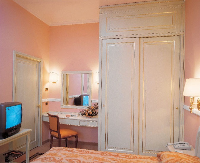 Hotel Residence Romana, Muebles para la habitación de hotel, cama, armario, escritorio con espejo, soporte de la TV