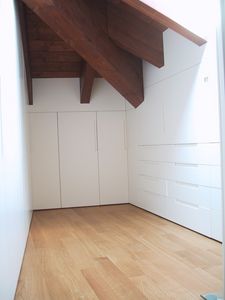 Armario para habitaciones bajo techo 04, Armario en madera lacada en blanco, hecho a medida para el tico