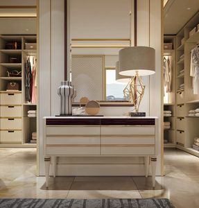 Roma Art. R 222, C�moda de madera lacada, con perfiles dorados.