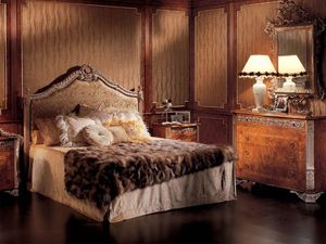 162, Clsica cama de madera tallada, con cabecera tapizada