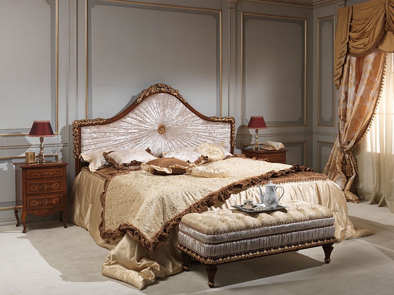 Art. 986-940 bed, Cama en madera maciza, tapizado en terciopelo, de hotel de lujo
