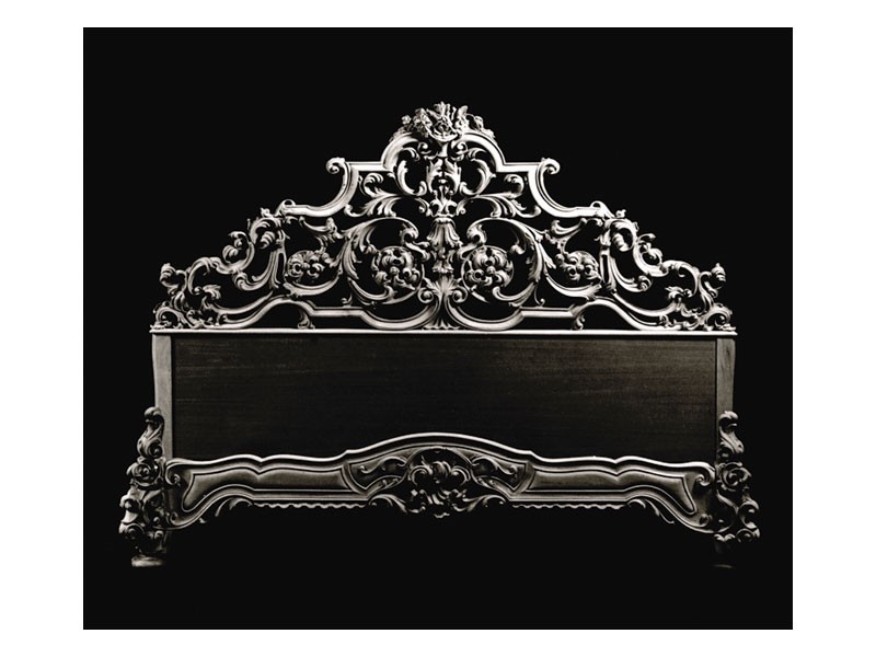 Bed art. 600, Cama de estilo clásico con cabecero de madera tallada a mano
