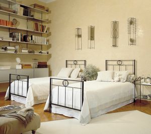 Louis, Cama de hierro con cabecera decorada