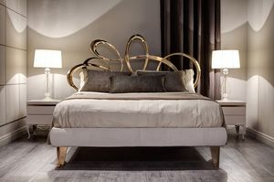 Dolcevita cama, Cama con cabecero de metal decorativo.
