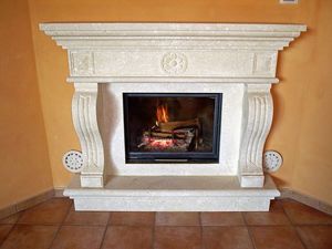 Fireplace Livorno, Estructura hecha de piedra blanca en Vicenza para chimenea