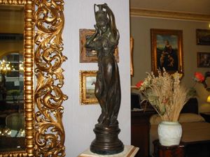 Art.403, Estatua en forma de mujer