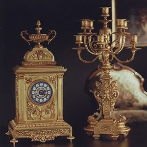 Art.417, Reloj y candelabro de bronce