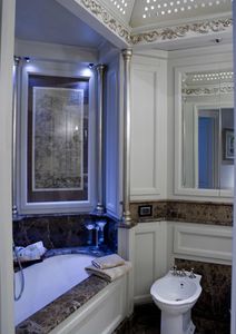 Bathroom Boiseire 1, Boiserie para baos, con acabados de hoja de plata