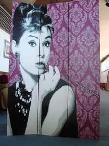 Art. 160, Pantalla con la representada Audrey Hepburn