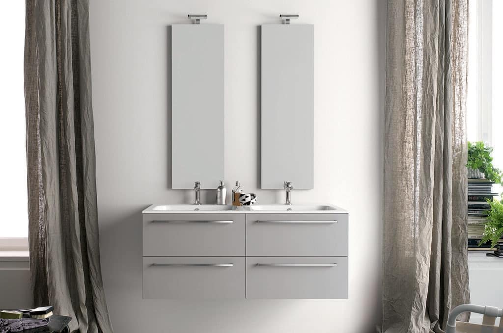 Mueble de baño con doble lavabo y espejos verticales