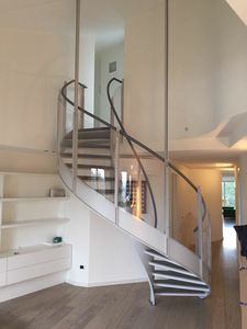 Art. E01, Escalera helicoidal con parapeto de vidrio