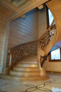 Art. E06, Escalera de madera con finas tallas