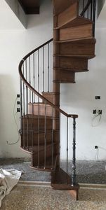 Art. H06, Escalera de caracol con parapeto de hierro forjado