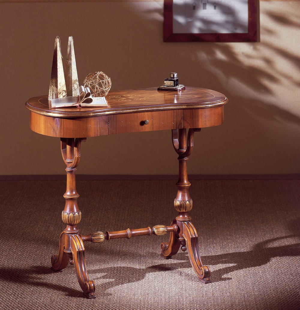 Art. 213, Mesa de escritorio en madera tallada a mano, con cajón, de estilo clásico