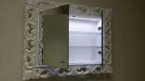 Memo espejo, Espejo lacado de bao con estantes interiores