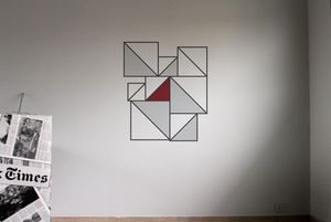 TRIANGLE SQUARE Grey-L.Grey-Red, Etiqueta de la pared con la composicin geomtrica