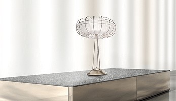 Moon table lamp, Lámpara de mesa con líneas limpias y minimalistas