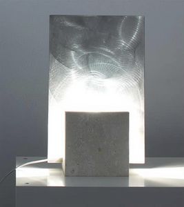 Reflex Steel, Lámpara de pie hecha de piedra, forma cuadrada