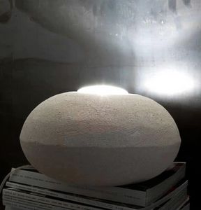 UFO 30, Lámpara de pie hecha de piedra, de forma redonda