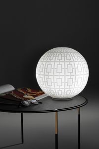 Ball, Lmpara de mesa de cristal con decoraciones geomtricas.