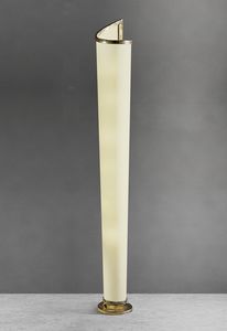 Art. 3001-07-00, Lmpara de pie en hierro y papel encerado.