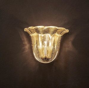 Art. VO 75/A/1, Lmpara de pared con adornos en pan de oro.