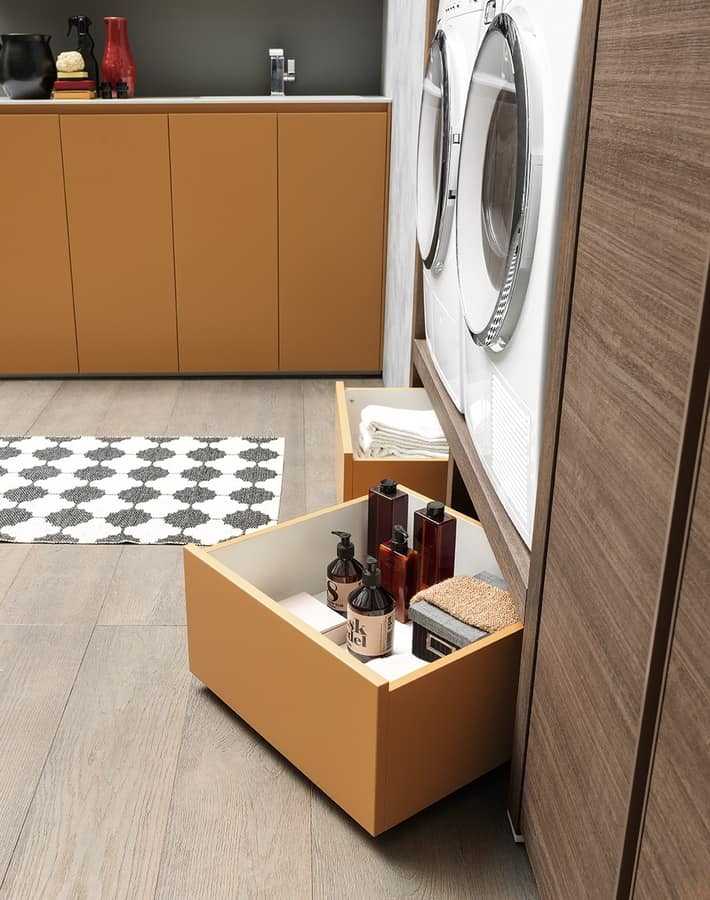 Mueble lavadero con tabla de planchar, lavabo y espejo