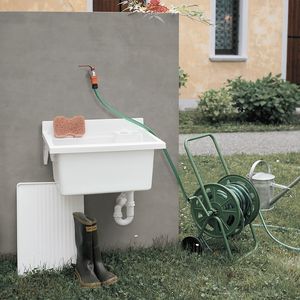 Wall, Lavabo de pared para uso en exteriores