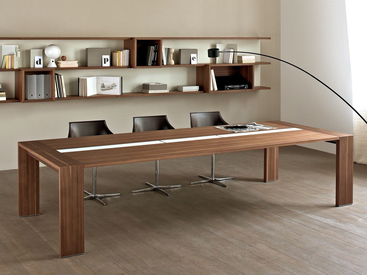 Mesa de madera para sala de reuniones, con la guía de cable |