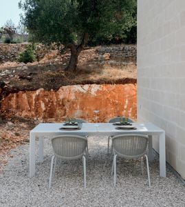 LEVANTE BIG, Mesa de exterior extensible, de generosas dimensiones.