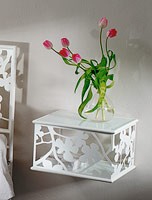 Flower Bedside, Mesita de metal moderno con estantes de vidrio