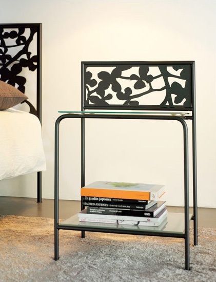 Flower Bedside, Mesita de metal moderno con estantes de vidrio