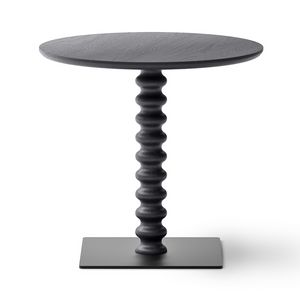 Gole, Mesa con columna de madera tallada.