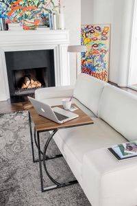 DETROIT, Mesa de café con un diseño lineal, en metal y vidrio, para la sala de lectura