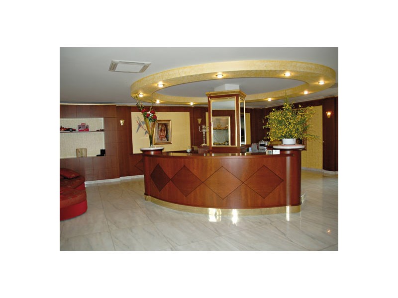 Hotel Imperiale, Recepción para el hotel, hecho de madera fina