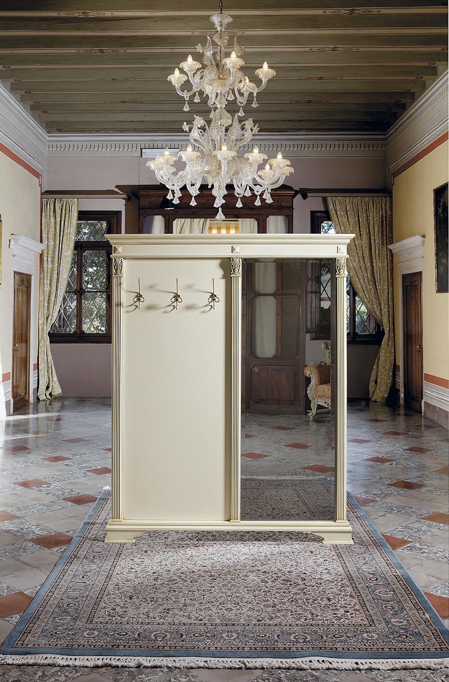 Mobiliario clásico para la entrada, con perchas y espejo | IDFdesign