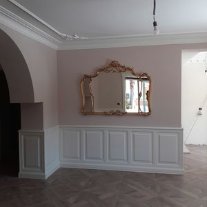 Boiserie a medida para sal�n, Boiserie realizada a medida para el equipamiento de un sal�n. Paneles de madera lacada en blanco.
