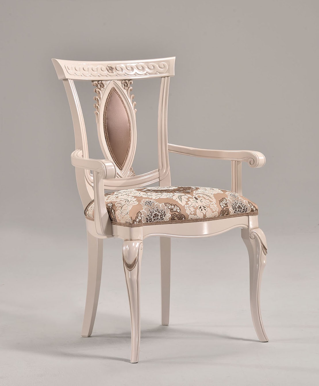 Butaca de lujo con brazos de madera tallados | IDFdesign
