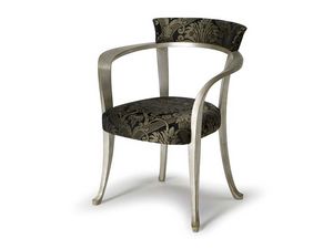 Art.193 armchair, Butaca con apoyabrazos de madera, de estilo clásico