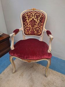 Art. 832, Silln de estilo clsico, con decoraciones doradas