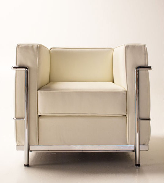 Cómodo sillón de cuero, estructura metálica visible | IDFdesign