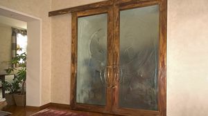 BAI.05, Puerta de bronce patinada con paneles de vidrio fundido