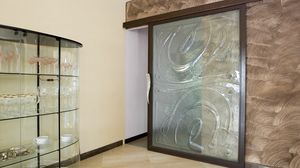 BAI.09, Puerta corredera de acero con fusin de vidrio transparente