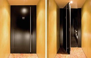 Fusion, Puertas con acabado lacado negro, para baños de hotel y el bar