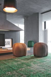 GOMITOLO, Puf acolchado, con forma de bola, de moderna sala de estar