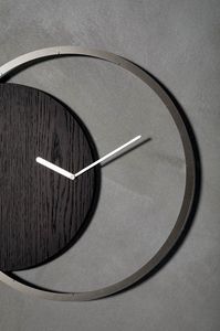 CIRCLE, Reloj con estructura de metal y panel de madera.