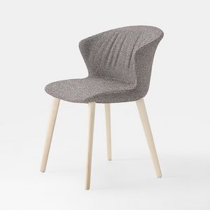 Kicca Plus Soft, Silla con suave acolchado plisado y patas de madera.